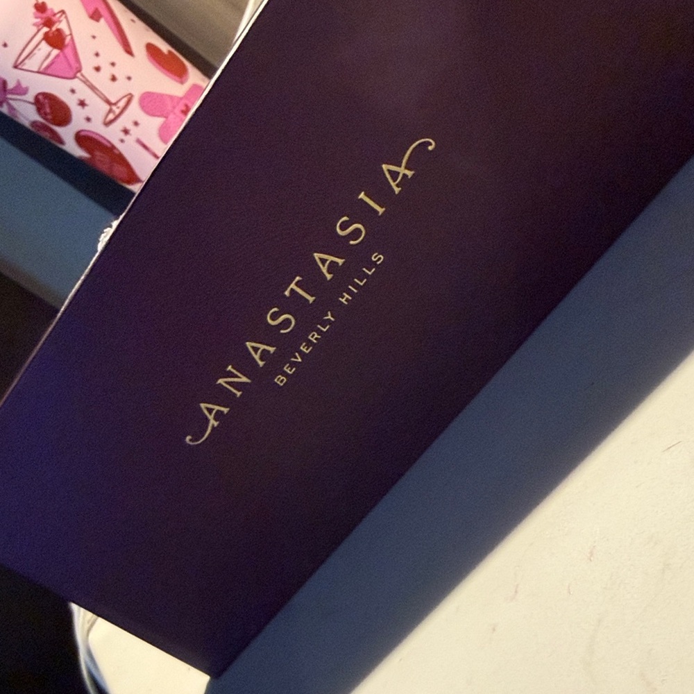 Anastasia Beverly Hills Purple Makeup Palette Box with Gold Logo. BRAND NEW